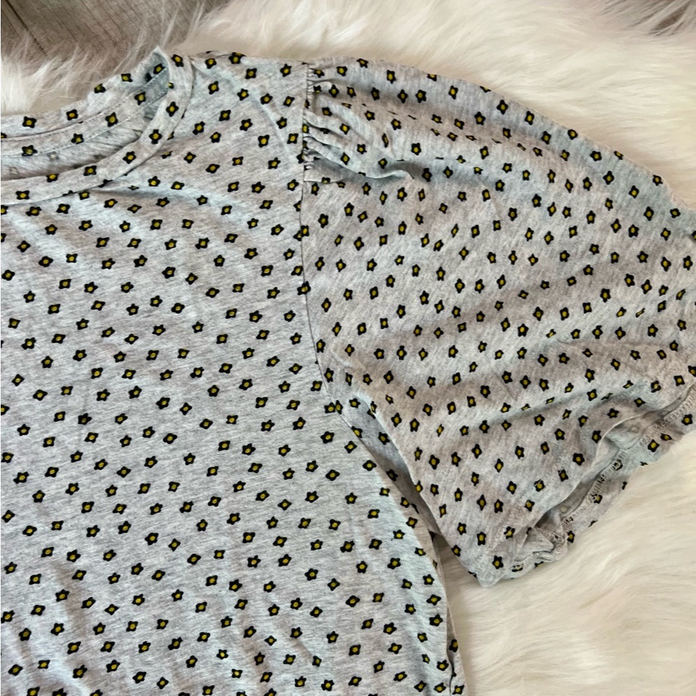 LOFT | Gray Mini Flower Daisy Pattern Flutter Sleeves Women's Top (L) - Picture 2 of 7